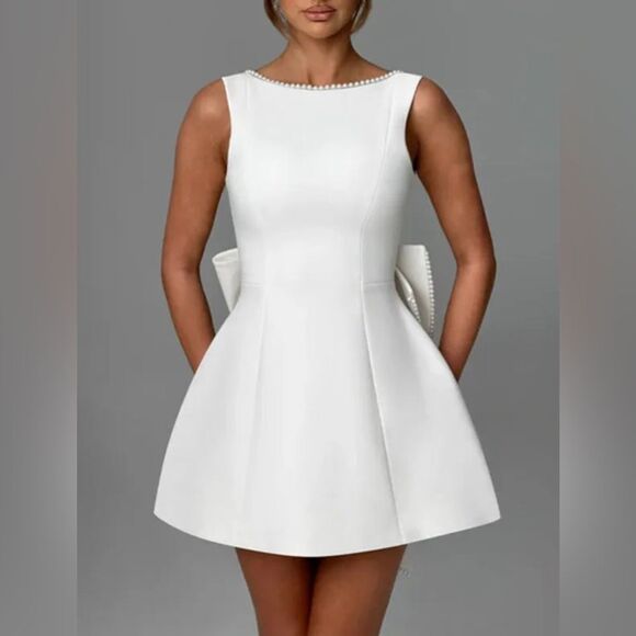 Elegant White Dress with Pearl Accents - Picture 1 of 2